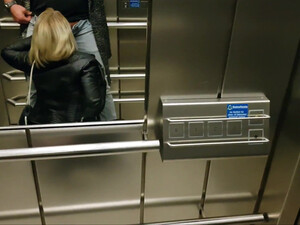 Секс в лифте с немецкой смазливой давалкой