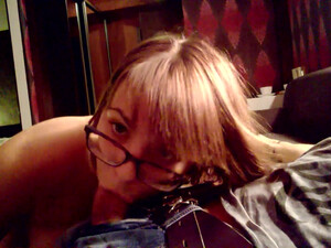 Чувственный минет от молодой девушки в очках в номере отеля