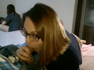 Сестра сосет брату, пока его девушка увлеченно смотрит Игры Престолов