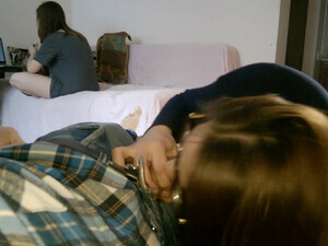 Сестра сосет брату, пока его девушка увлеченно смотрит Игры Престолов