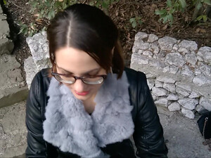 Выебал рот молоденькой русской учительницы в парке