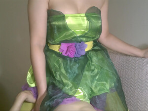 Грудастая шлюха сосет толстый хуй на диване