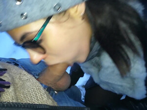 Русская студентка сосет член за деньги зимой на улице