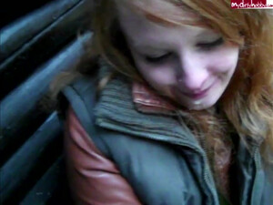 Липкая сперма попадает на лицо молодой няшке