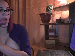 Геймерша делает минет и дрочит член во время игры