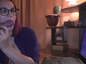 Геймерша делает минет и дрочит член во время игры