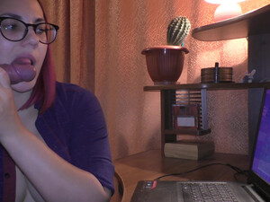 Геймерша делает минет и дрочит член во время игры