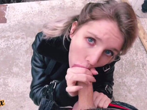 Глупая телка отсосала бомжу прямо на улице