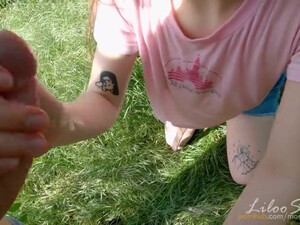 Русская девушка дала в пизду мужчине прямо под открытым небом