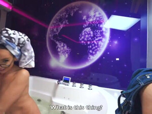 Роскошная русская брюнетка отсасывает член соседу в джакузи