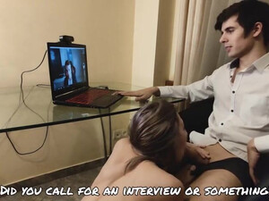 Русская телка получает хуй парня в киску после отменного минета