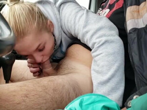 Русская блондинка сделала минет мужчине в машине за деньги