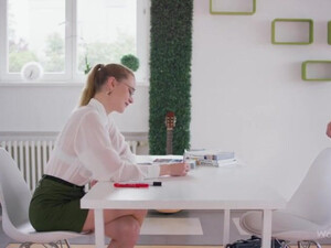 Училка и студентка сосут русскому парню хуй и трахаются с ним в письки