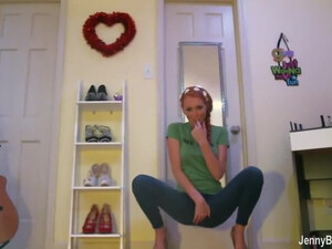 Рыжая девушка мастурбирует перед камерой