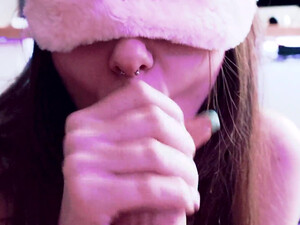 Русская чика сосет член бойфренда от первого лица в спальне