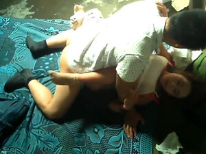 Молодая раздвинула ноги и дала