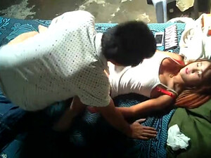 Молодая раздвинула ноги и дала