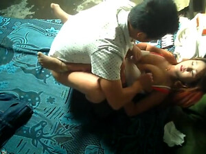 Молодая раздвинула ноги и дала