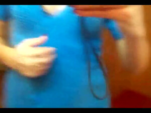 Позирует голая на камеру