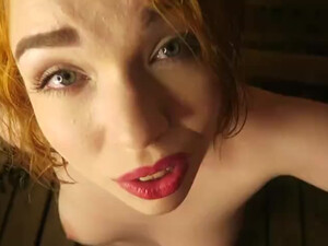 Рыжая делает минет в бане