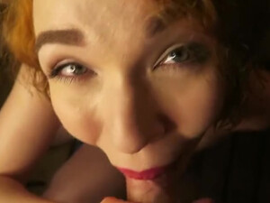 Рыжая делает минет в бане