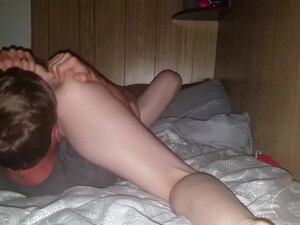 Парень лижет пизду соседке