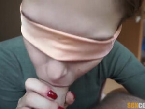 Сосет с завязанными глазами большой хуй