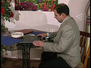 Русская официантка сосет член клиента