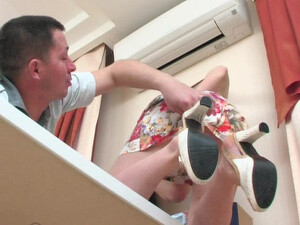 Русская шлюха сосет член соседа на кухне