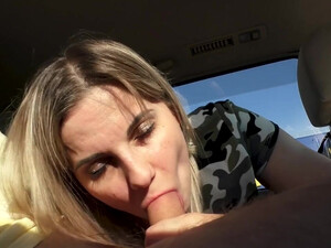 Секретарша сосет боссу на парковке в русском порно