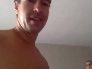 Мужик развлекается с толпой голых девушек