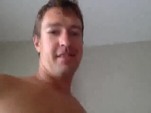 Мужик развлекается с толпой голых девушек