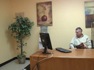 Трахает сотрудницу на рабочем столе