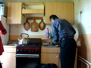 Блондинка сосет член и трахается с парнем на кухне