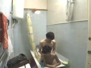 Домашний секс в ванной молодой пары из Казахстана