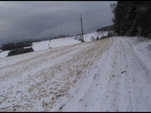 Брюнетка сосет член и трахается с пикапером на снегу