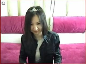 18-ти летняя казашка дрочит киску дома перед вебкой