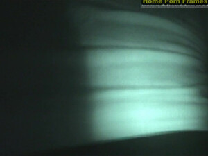 Красивая девушка сосет член своему парню в темноте