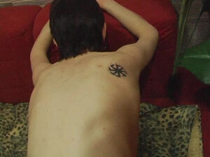 Брюнетка делает минет через презерватив