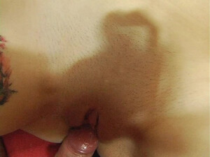 Брюнетка делает минет через презерватив