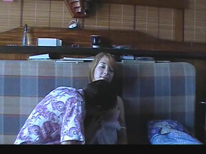 Зрелый мужик играется с узкой киской молодой девушки