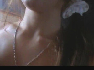 Зрелый мужик играется с узкой киской молодой девушки