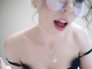 Блондинка в очках ртом полирует розовую залупу