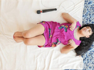 Брюнетка мастурбирует вибратором и кончает