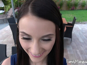 Брат выебал сестру раком на заднем дворе