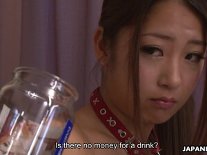 Пышногрудая японка сосет хуй мужчине и доводит его до оргазма