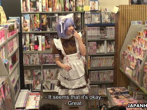 Безотказная продавщица сосет японцам хуи и трахается с ними в магазине