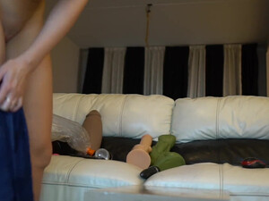 Блондинка в очках дрочит обе дырочки и кончает на камеру