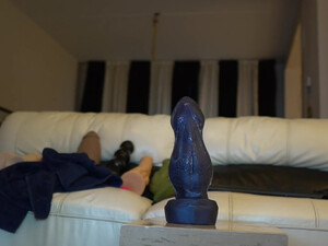 Блондинка в очках дрочит обе дырочки и кончает на камеру