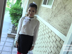 Паренек лижет пизду азиатке и одновременно мастурбирует ее анал